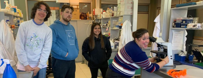 María José González junto a estudiantes en el laboratorio María José González junto a estudiantes en el laboratorio