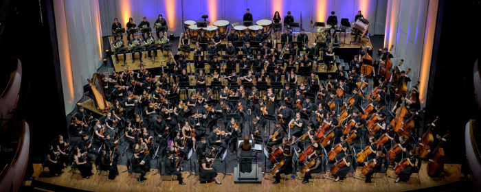 Diez estudiantes de la OJNS participarán en destacados programas internacionales Plano general de la orquesta en vivo