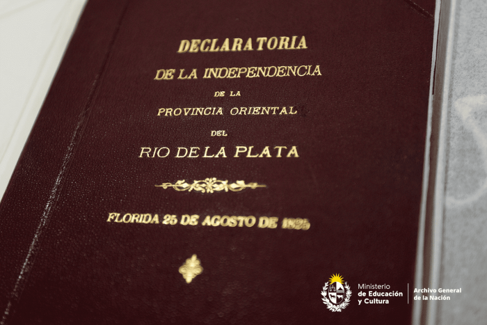 Imagen de carátula del documento encuadernado de la Declaratoria de la Independencia.
