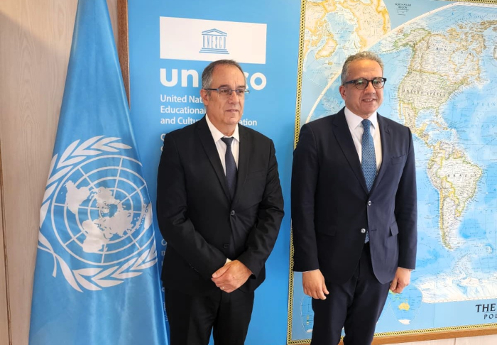Mahía y el director general de UNESCO, Khaled El-Enany.