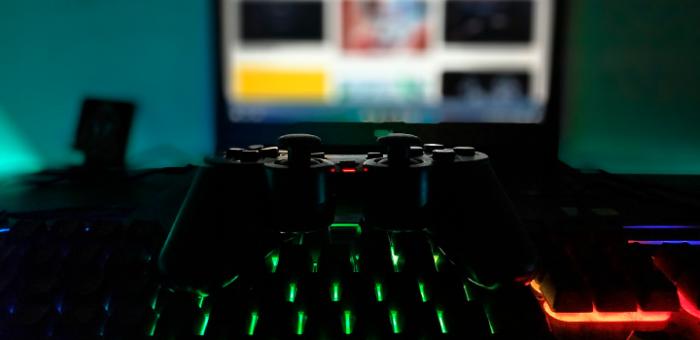 joystick y monitor fuera de foco joystick y monitor fuera de foco