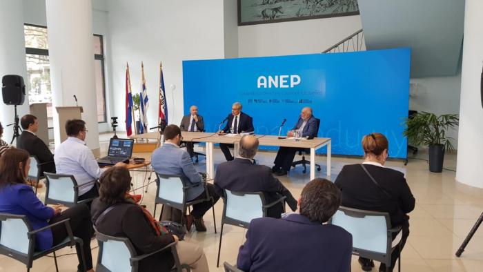 mesa de autoridades en asunción de Robert Silva y público presente
