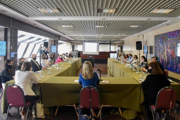 Mesa con todos los integrantes