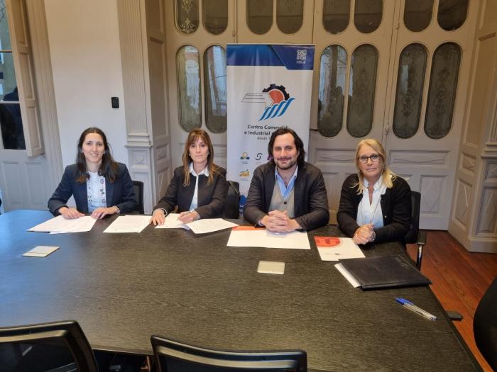 Director Gonzalo Baroni junto a representantes empresariales Tres mujeres y un hombre sentados frente a una mesa con varios documentos