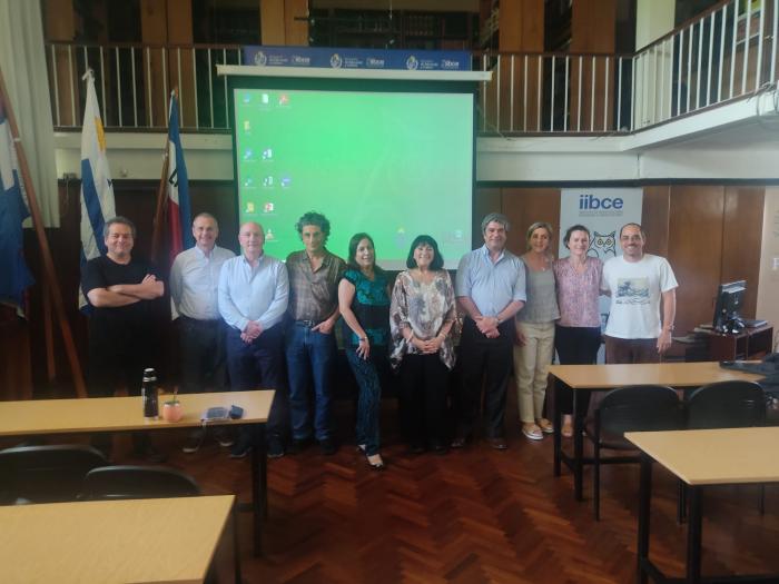 Investigadores y autoridades del IIBCE junto a los consultores del proyecto Nindes. Investigadores y autoridades del IIBCE junto a los consultores del proyecto Nindes.
