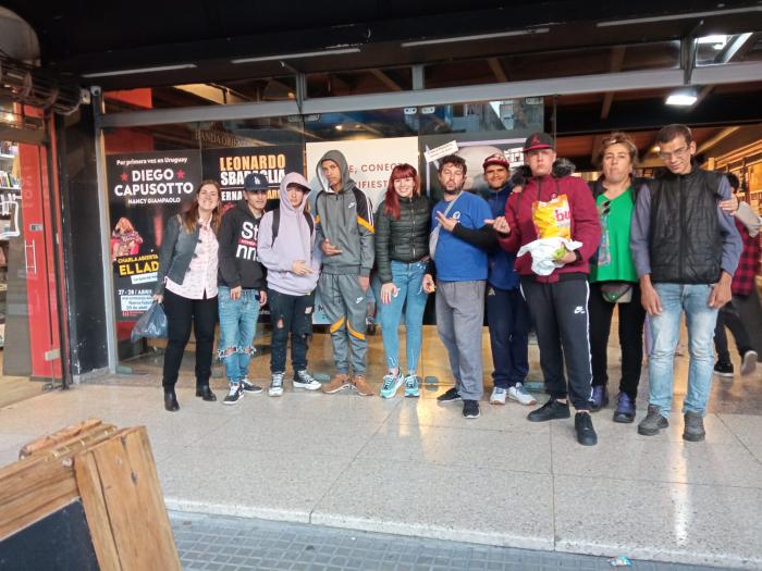 Estudiantes de Cecap La Paz fueron a ver la obra "Ta propia - Hay cosas que tienen sentido". Estudiantes en la puerta del teatro