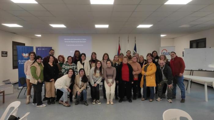 Docentes en un ciclo informativo Personas posando para una foto