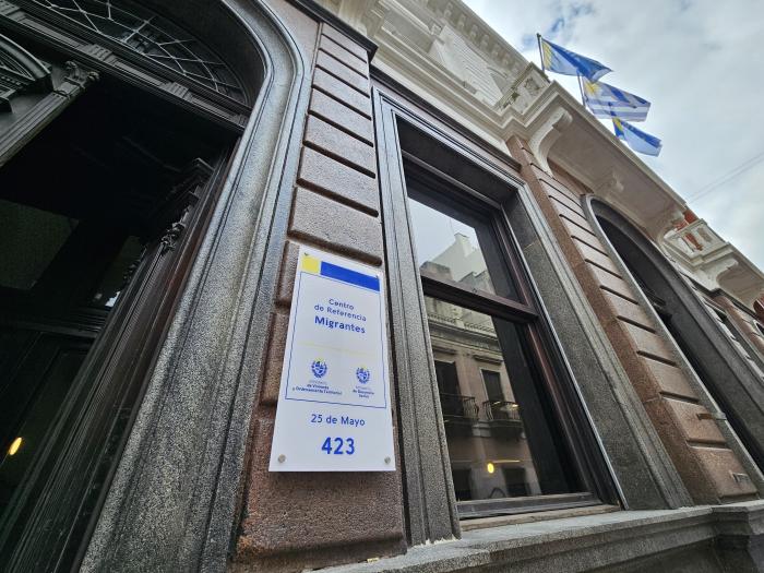 Nuevo punto de atención a migrantes en Ciudad Vieja Fachada del edificio desde afuera, con letrero que anuncia el Centro de Referencia