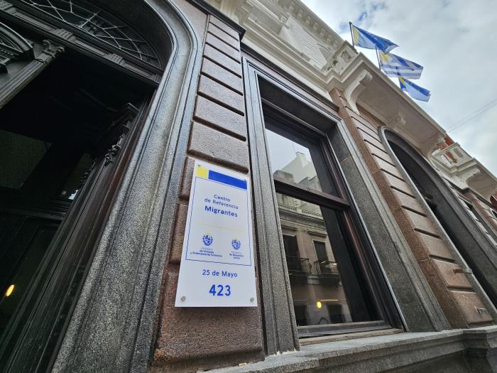 Fachada del edificio desde afuera, con letrero que anuncia el Centro de Referencia