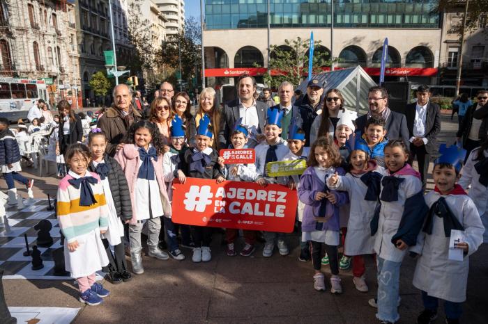 Plaza del Entrevero, Montevideo Foto con autoridades y escolares