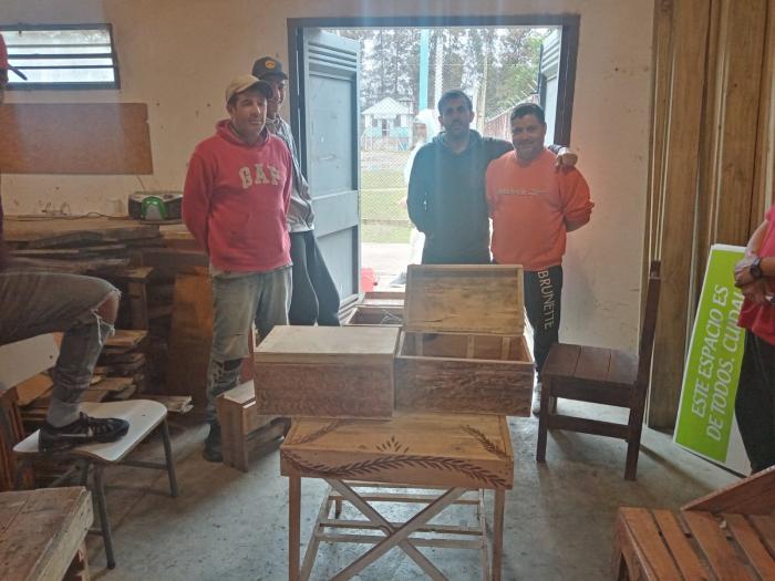 Taller de carpintería en la Unidad N.º7 de Canelones Usuarios trabajando