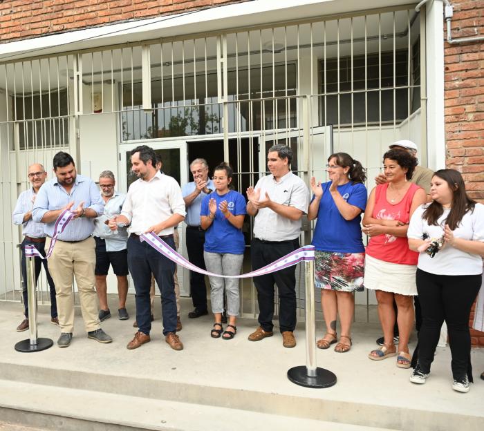 Inauguración de obras Cecap Paysandú Autoridades cortando la cinta de inauguración