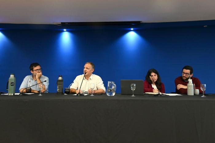 Encuentro DNE: una instancia de diálogo y presentación de lineamientos Autoridades exponiendo en una mesa
