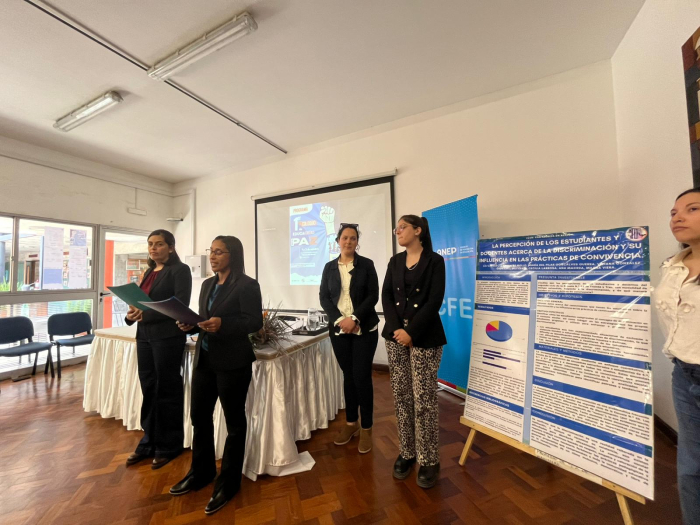 Participantes en una ponencia