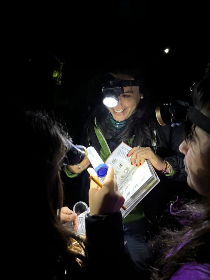 Mariana Trillo, del Departamento de Biodiversidad y Genética, junto a las niñas participantes Mariana Trillo, del Departamento de Biodiversidad y Genética, junto a las niñas participantes