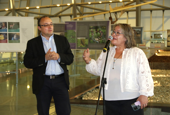 Carlos Varela y Silvia Olivera durante la inauguración de la muestra en el Aeropuerto de Carrasco Carlos Varela y Silvia Olivera durante la inauguración de la muestra en el Aeropuerto de Carrasco