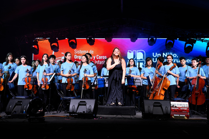 Orquesta juvenil en escenario