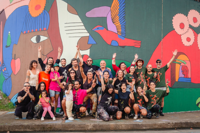 Grupo de personas delante de un mural