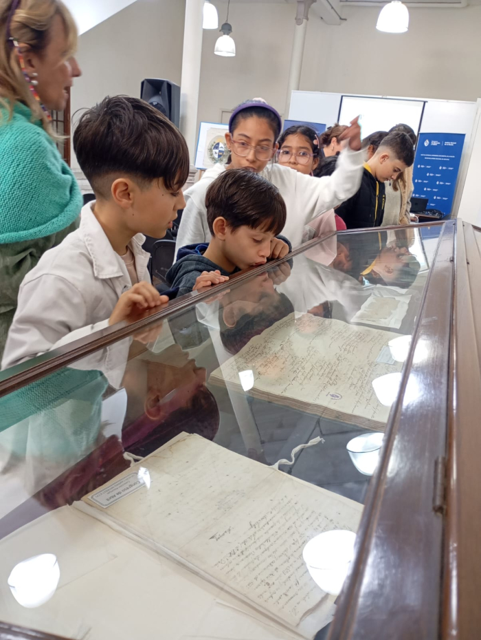 Niños en salón de actos del Archivo General de la Nación