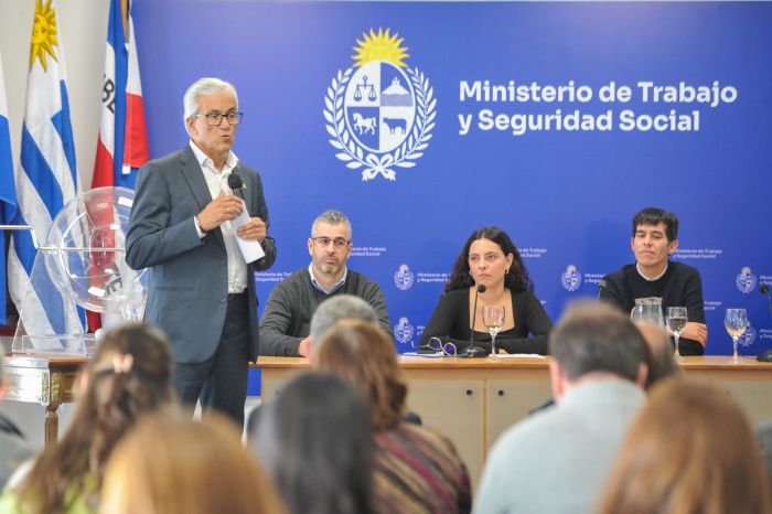 Plano general de las autoridades en mesa.