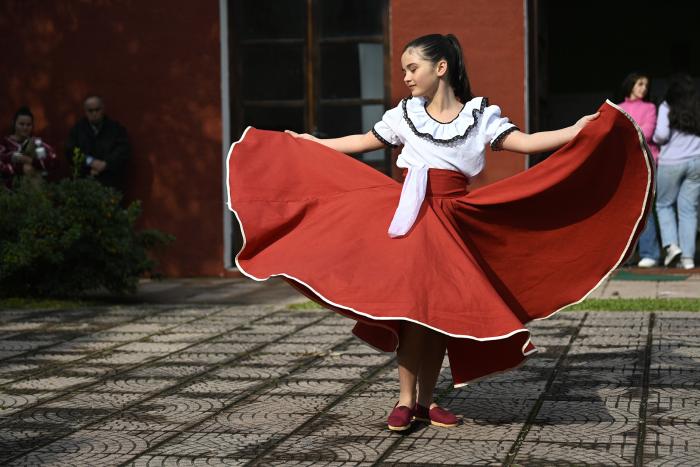 Danza folclórica en el cierre de la nominación del CCN Sarandí del Yí.