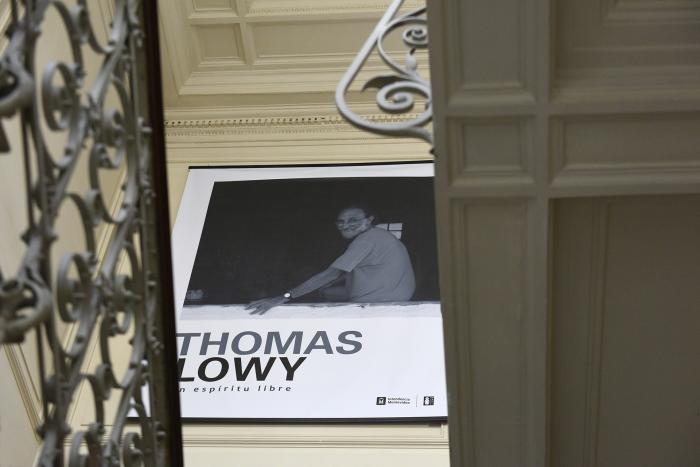 Gigantografía con una foto de Lowy y en segundo plano se ven las escaleras