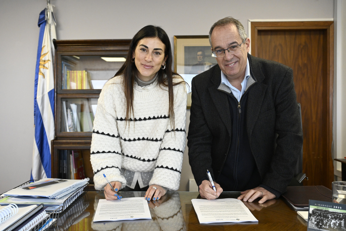 El Ministro Mahía firmando el convenio con la representante de la OIM