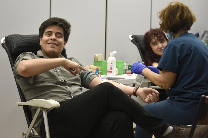 Persona sentada donando sangre