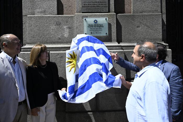 Autoridades descubren la placa conmemorativa del nuevo MHN.