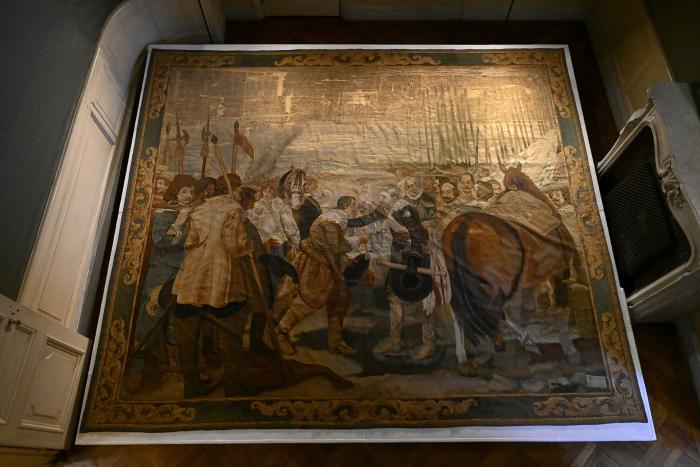 El Museo de Artes Decorativas presentó el tapiz restaurado «La Rendición de Breda».