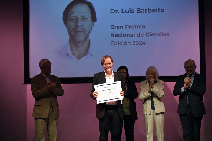 Luis Barbeito recibiendo el Gran Premio Nacional de Ciencias.