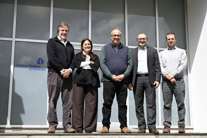 Autoridades en la puerta del Institut Pasteur