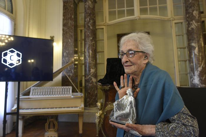 Ida Vitale sosteniendo su premio