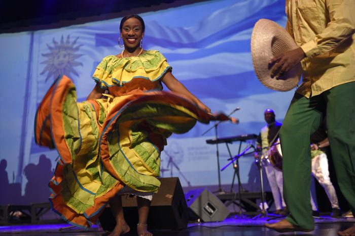 Mujer bailando.