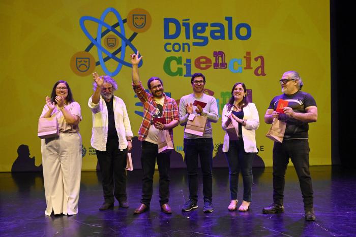 Los seis finalistas reciben sus premios en el escenario.