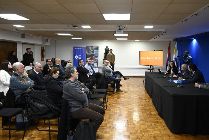 Conferencia de prensa a sala llena