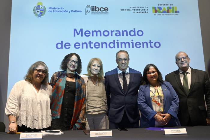 Autoridades posan para foto.