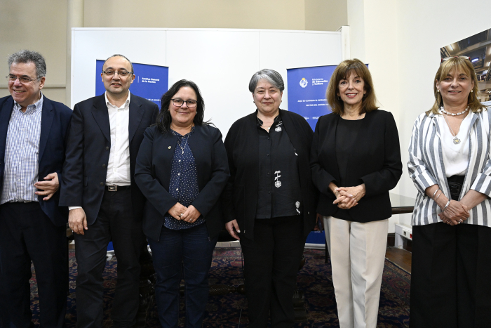 Personas posan para foto