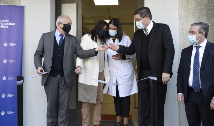 Autoridades cortan cinta que inaugura la nueva oficina