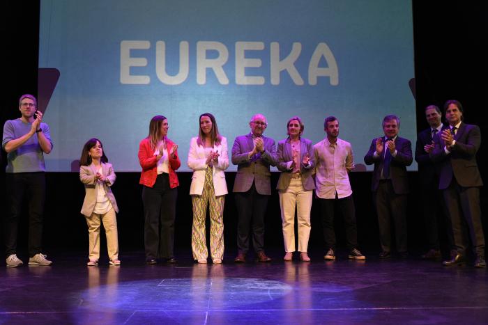 Científicos y autoridades del gobierno en el final del evento.