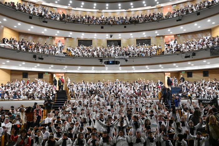 En Primera Fila: Escuelas Rurales al Auditorio.