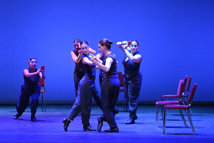 Artistas en escenario bailando