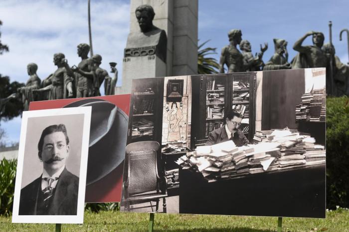 Imágenes frente al grupo escultórico "Monumento José E. Rodó" 