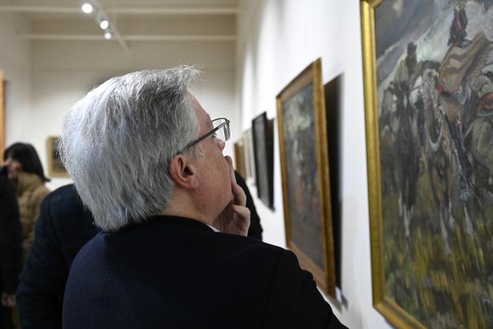 Enrique Aguerre, director del MNAV, observando la muestra «Manuel Rosé».