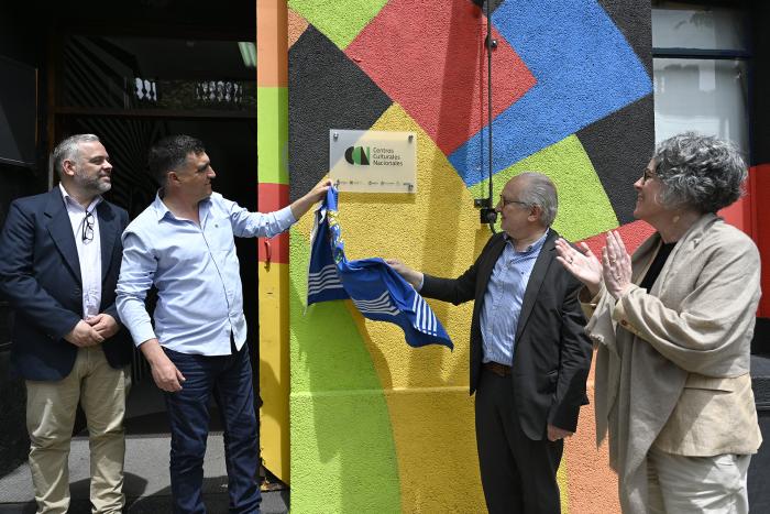 Personas descubriendo placa.