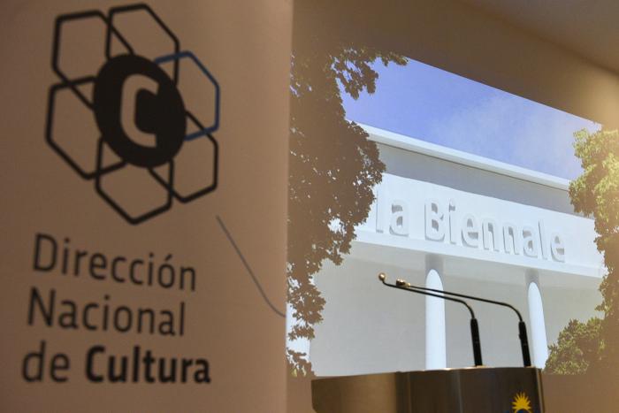 Banner de la Dirección Nacional de Cultura y a la derecha se ve una foto que dice la Biennale