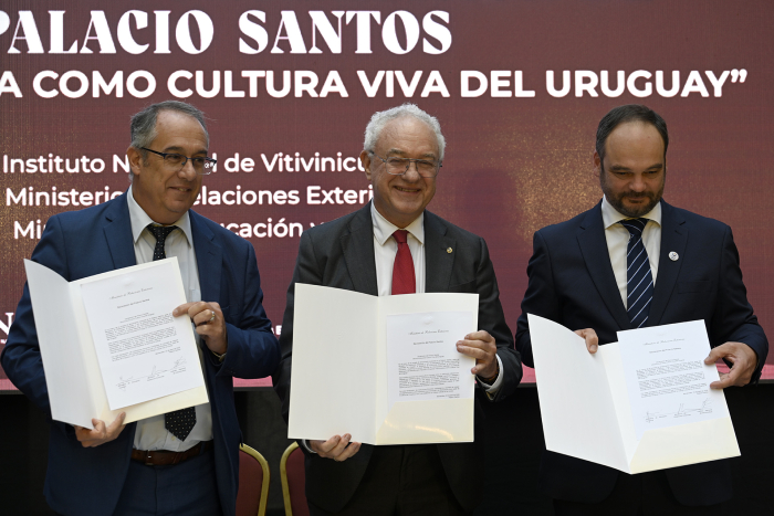 Ministros posando para la foto junto con el tratado firmado