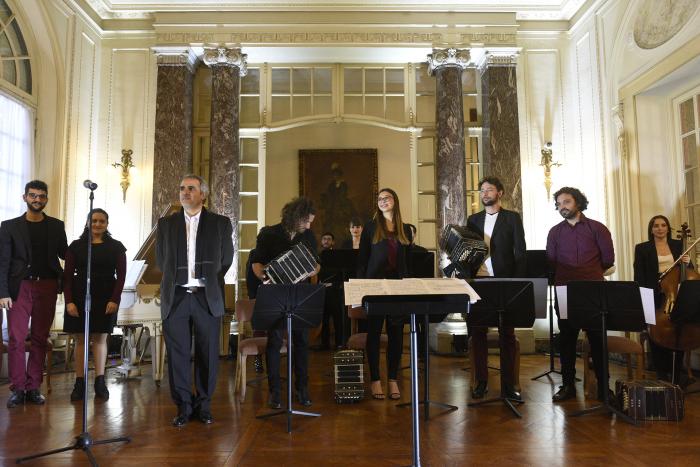 Músicos parados y sus instrumentos