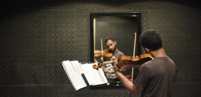 Músico tocando un violín