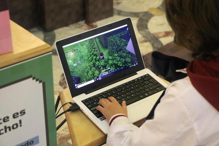 Niño con una computadora jugando